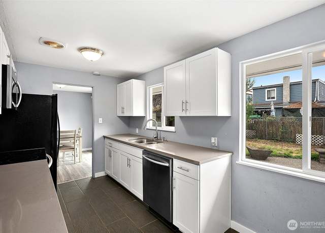 Property at 618 111th St S, Tacoma, WA 98444, 3 beds, 1 bath