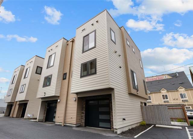 Property at 902 21st St Unit B1, Anacortes, WA 98221, 2 beds, 2.5 baths