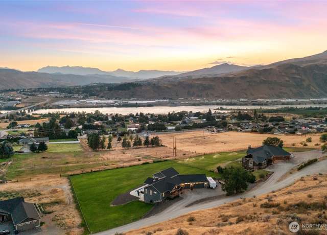 Property at 11 Holcomb Dr, East Wenatchee, WA 98802, 4 beds, 3.5 baths