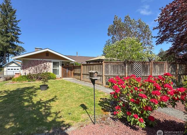 Property at 525 W 16th St, Port Angeles, WA 98363, 3 beds, 2.5 baths