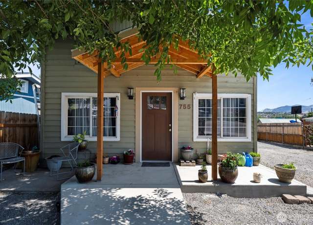 Property at 755 S Chelan Ave, Wenatchee, WA 98801, 2 beds, 2 baths