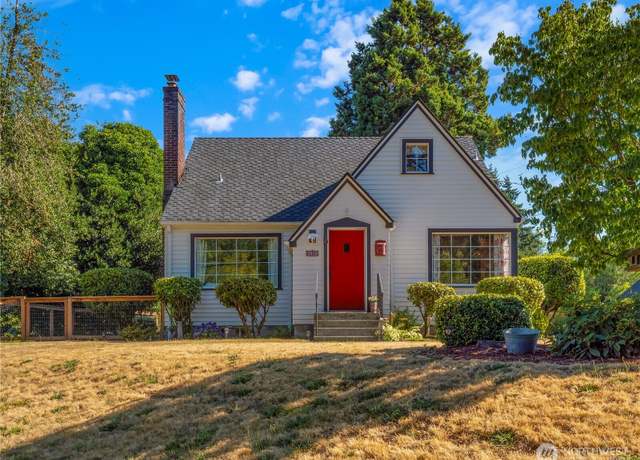 Property at 2210 W Pioneer Ave, Puyallup, WA 98371, 3 beds, 2 baths