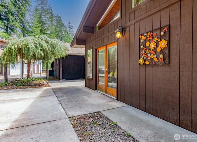 Property at 1140 Lower Marine Dr, Bremerton, WA 98312, 4 beds, 2.5 baths