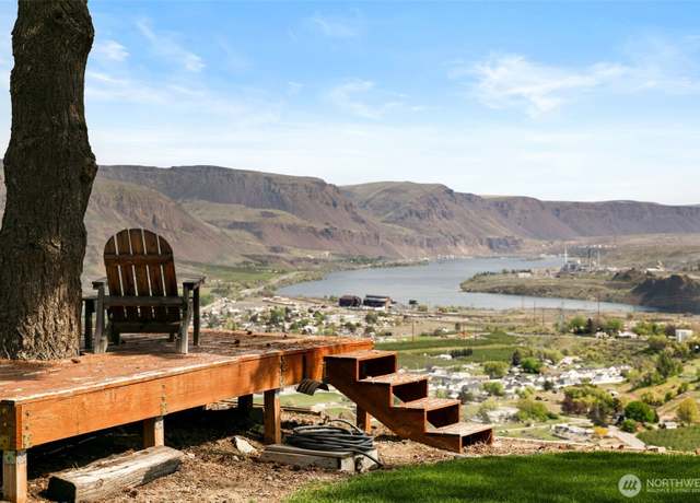 Property at 1220 S Webb Pl, East Wenatchee, WA 98802, 3 beds, 3.5 baths