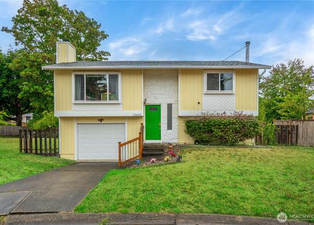 Property at 12632 SE 211th Ct, Kent, WA 98031, 3 beds, 2 baths