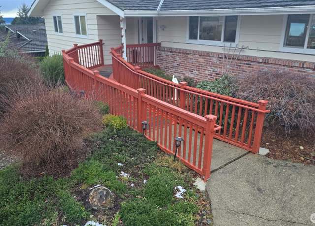 Property at 942 S 293rd St, Federal Way, WA 98003, 7 beds, 4 baths