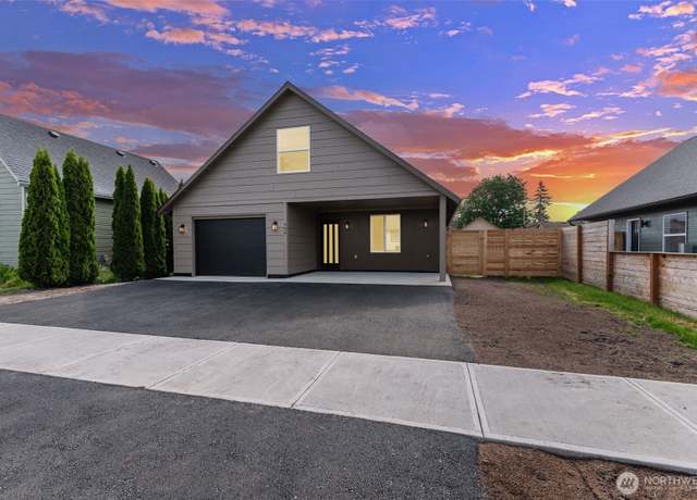 Property at 906 S 5th Ave, Kelso, WA 98626, 3 beds, 2.5 baths