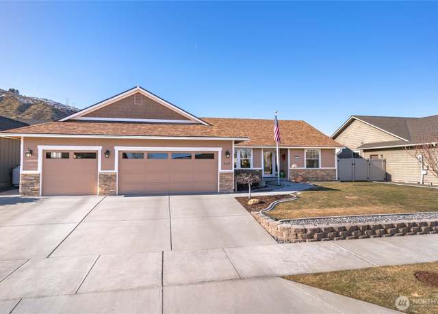 Property at 569 Circle St, Wenatchee, WA 98801, 3 beds, 2 baths
