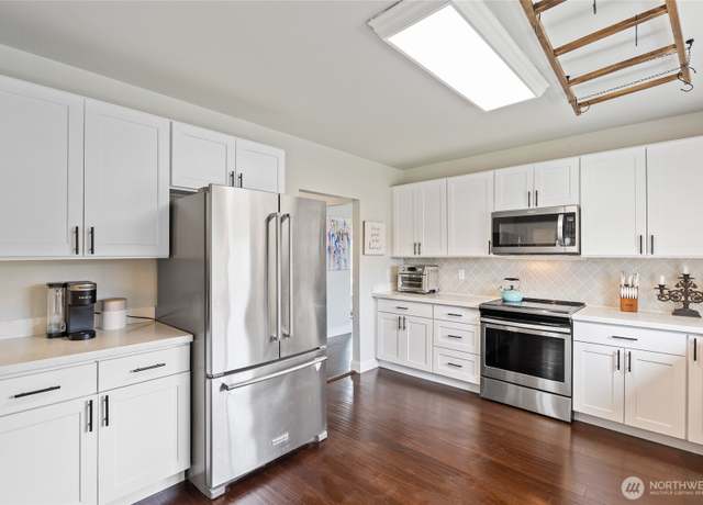 Property at 11 R St SE, Auburn, WA 98002, 3 beds, 2 baths