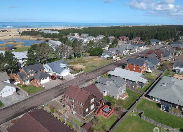 Property at 2612 Sea Crest Ave N, Long Beach, WA 98631, 3 beds, 2.5 baths