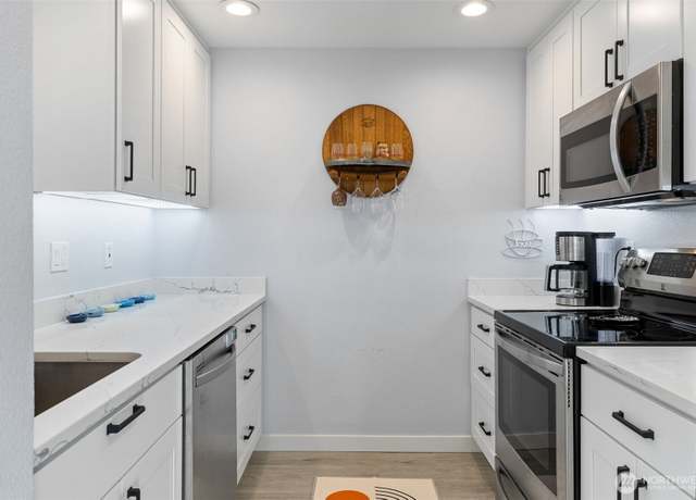 Property at 7201 224th St SW Unit L3, Edmonds, WA 98026, 2 beds, 1 bath