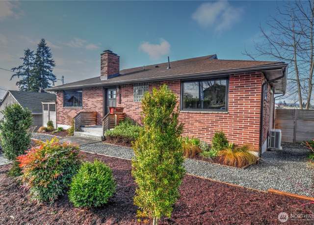 Property at 1007 Perry Ave, Bremerton, WA 98310, 2 beds, 1.5 baths