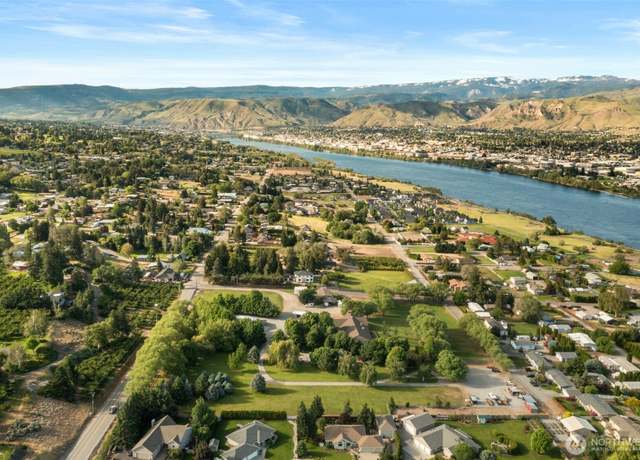 Property at 2720 NW Cascade Ave, East Wenatchee, WA 98802, 3 beds, 4.5 baths