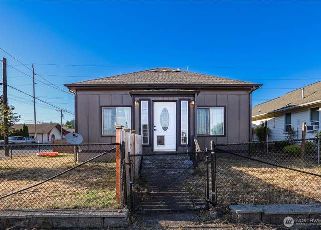 Property at 220 W Anderson St, Elma, WA 98541, 3 beds, 2 baths
