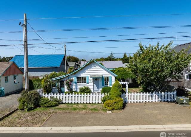 Property at 1605 Washington Ave S, Long Beach, WA 98631, 1 bed, 1 bath