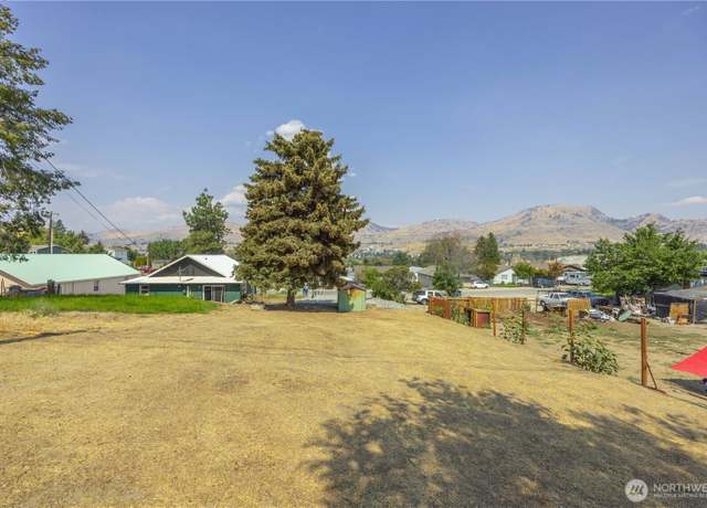 Property at 303 E Nebraska St, Chelan, WA 98816