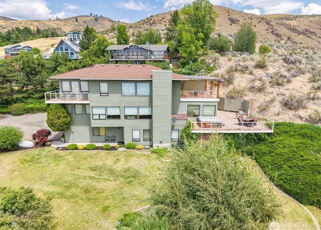 Property at 217 Pinnacle Pl, Chelan, WA 98816, 4 beds, 3 baths