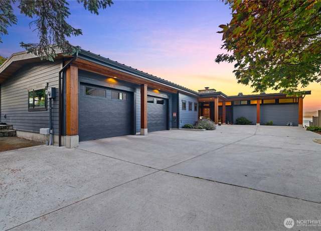 Property at 321 East Park Dr, Anacortes, WA 98221, 4 beds, 3.5 baths