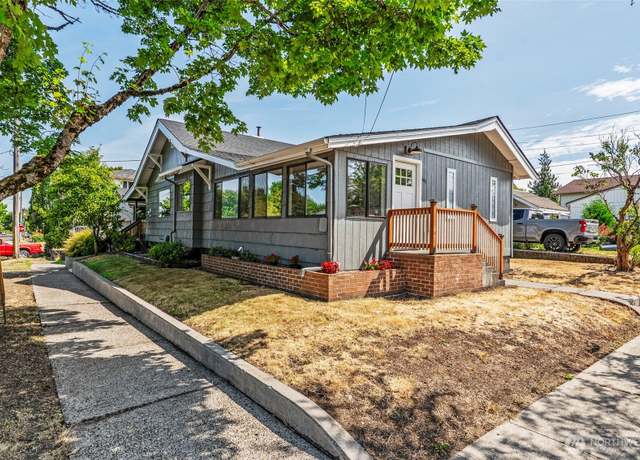 Property at 601 Columbia St, Kelso, WA 98626, 3 beds, 2 baths