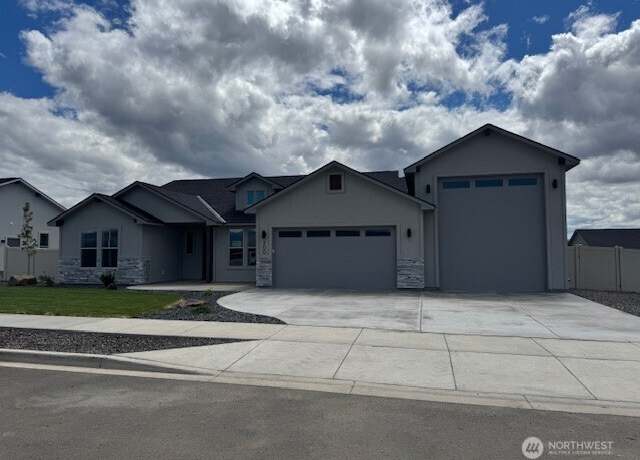 Property at 200 E Ian Ave, Ellensburg, WA 98926, 3 beds, 3 baths