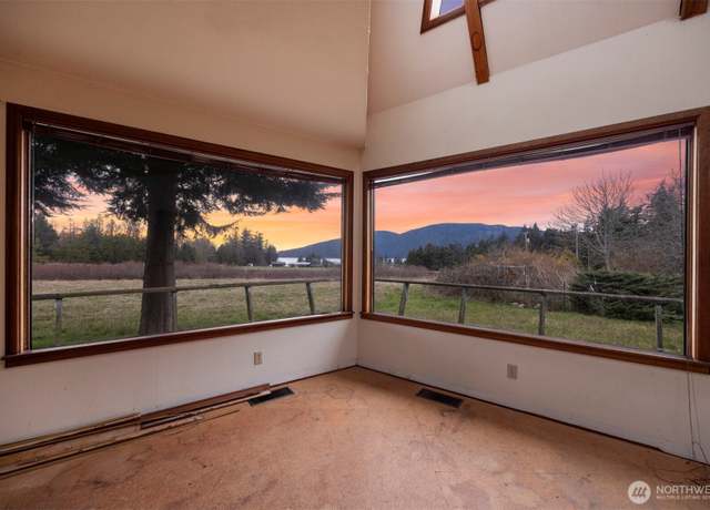 Property at 6571 West Shore Dr, Anacortes, WA 98221, 1 bed, 2 baths