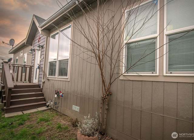 Property at 1320 Fort Ln, Walla Walla, WA 99362, 3 beds, 2 baths