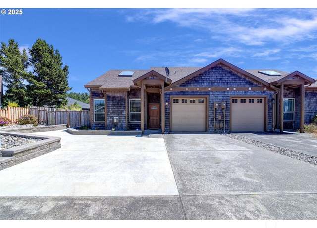 Property at 126 28th St NW, Long Beach, WA 98631, 2 beds, 2.5 baths