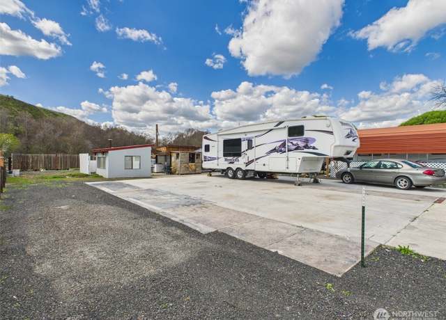 Property at 315 W 2nd St, Starbuck, WA 99359