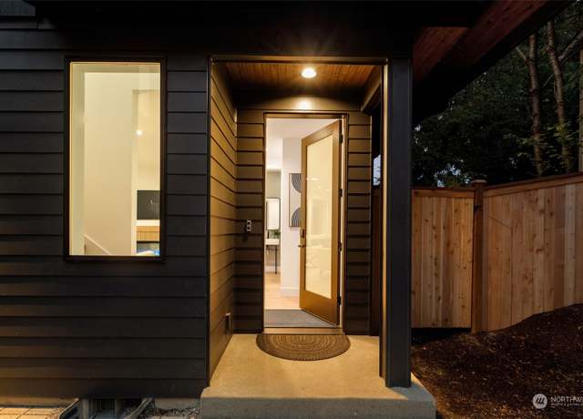 Property at 10166 NE 113th Pl, Kirkland, WA 98033, 2 beds, 2.5 baths