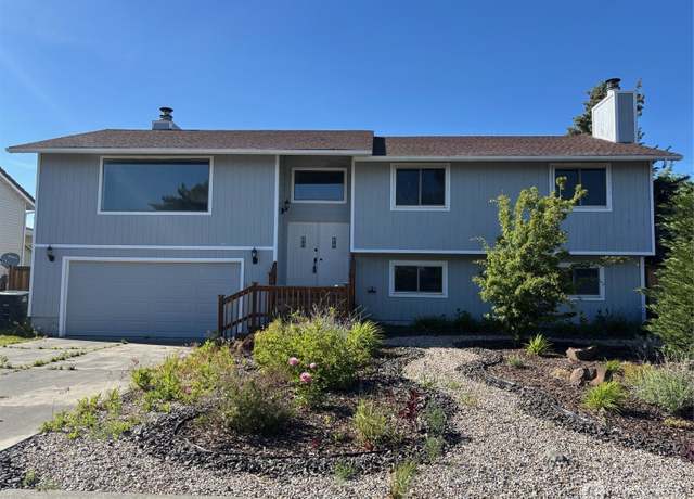 Property at 812 W Edgewater Ln, Moses Lake, WA 98837, 4 beds, 3 baths