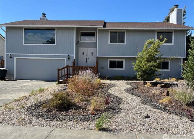 Property at 812 W Edgewater Ln, Moses Lake, WA 98837, 4 beds, 3 baths