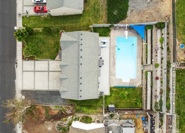 Property at 1032 Edgewater Ln, Moses Lake, WA 98837, 3 beds, 3 baths
