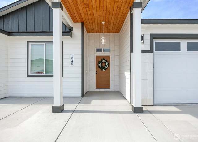 Property at 1040 S Florida Pl, Kennewick, WA 99338, 4 beds, 3 baths