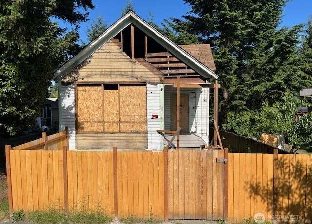 Property at 210 S Cambrian Ave, Bremerton, WA 98312, 2 beds, 1 bath