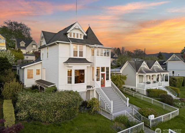 Property at 1005 15th St, Bellingham, WA 98225, 4 beds, 3.5 baths