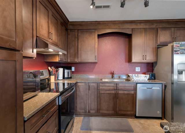 Property at 651 SE Bayshore Dr Unit B304, Oak Harbor, WA 98277, 2 beds, 2 baths
