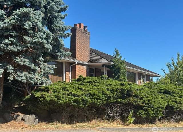 Property at 3500 W Howe St, Seattle, WA 98199, 3 beds, 2 baths