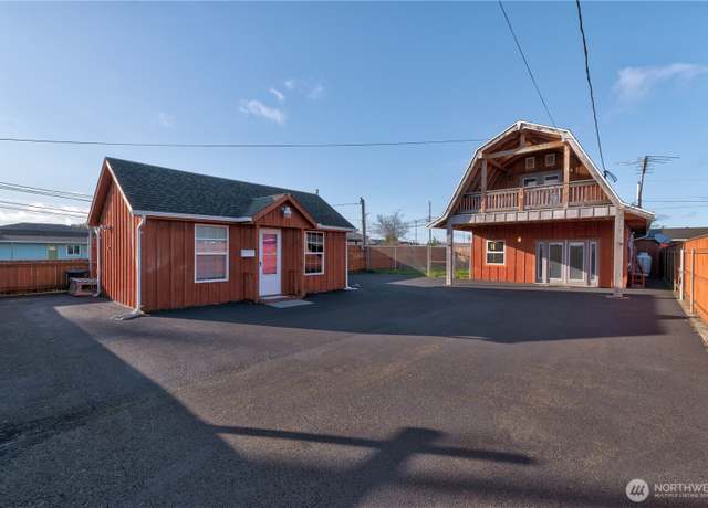 Property at 204 7th St SE, Long Beach, WA 98631, 2 beds, 3 baths