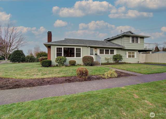 Property at 703 28th Ave, Longview, WA 98632, 3 beds, 2 baths