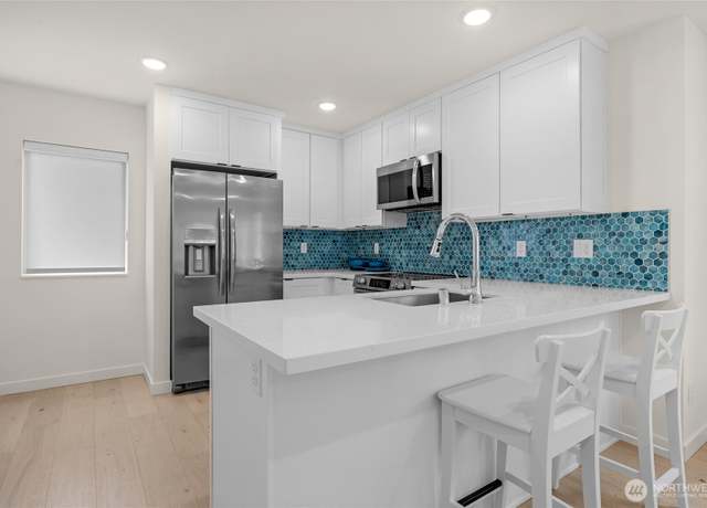 Property at 2568 56th Ave SW #4, Seattle, WA 98116, 2 beds, 1.5 baths