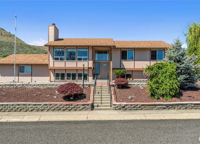 Property at 1836 Jefferson St, Wenatchee, WA 98801, 5 beds, 3 baths