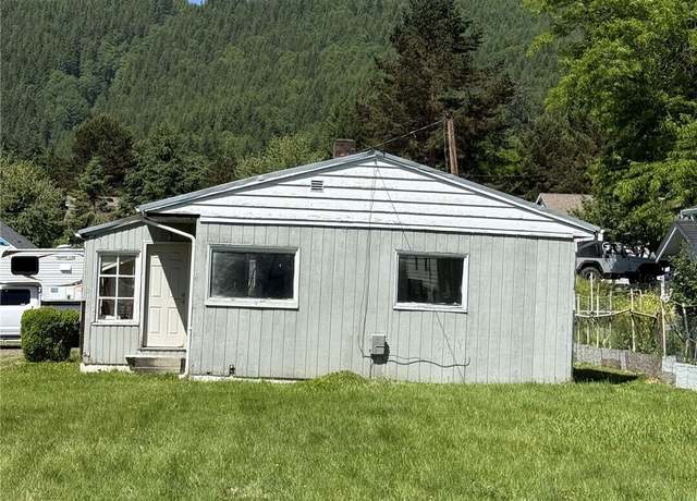 Property at 1210 Willapa St, Raymond, WA 98577, 2 beds, 1 bath