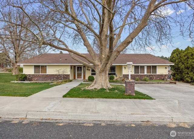 Property at 203 E 47th Pl, Kennewick, WA 99337, 3 beds, 2.5 baths
