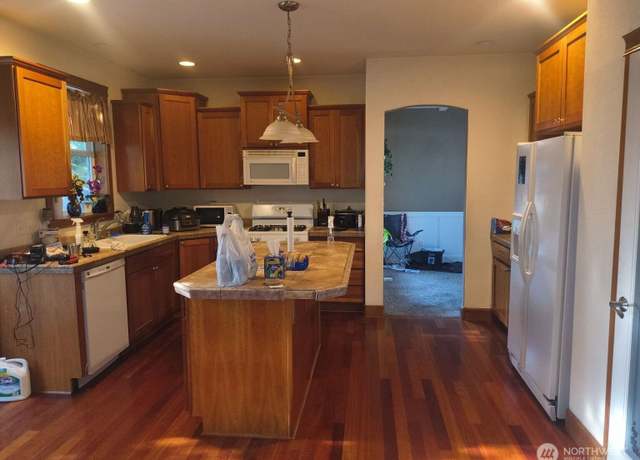 Property at 17124 138th Avenue Ct E, Puyallup, WA 98374, 3 beds, 1.5 baths