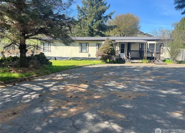 Property at 400 W Main, Washtucna, WA 99371, 3 beds, 2 baths