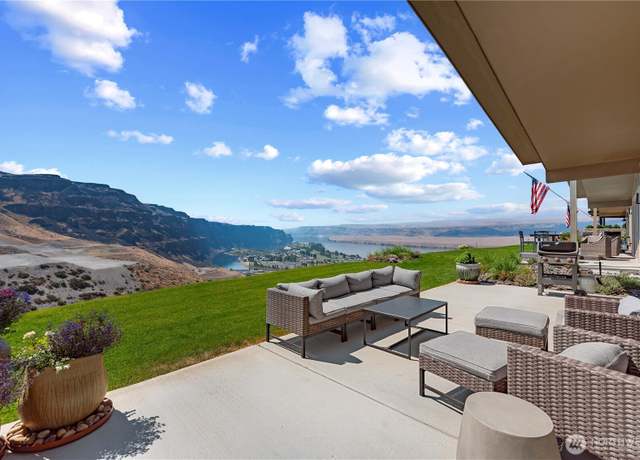 Property at 9773 Ridgeview Dr NW, Quincy, WA 98848, 2 beds, 2.5 baths