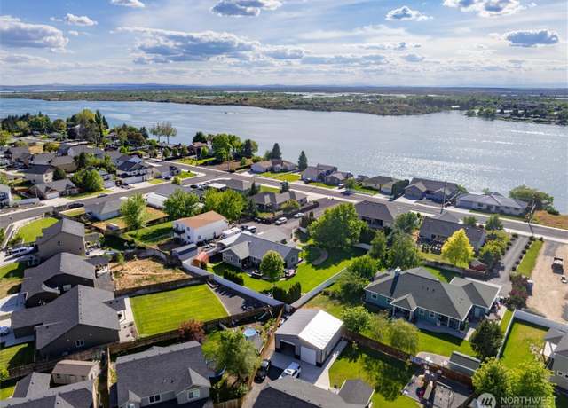 Property at 3609 Lakeshore Dr, Moses Lake, WA 98837, 3 beds, 2 baths