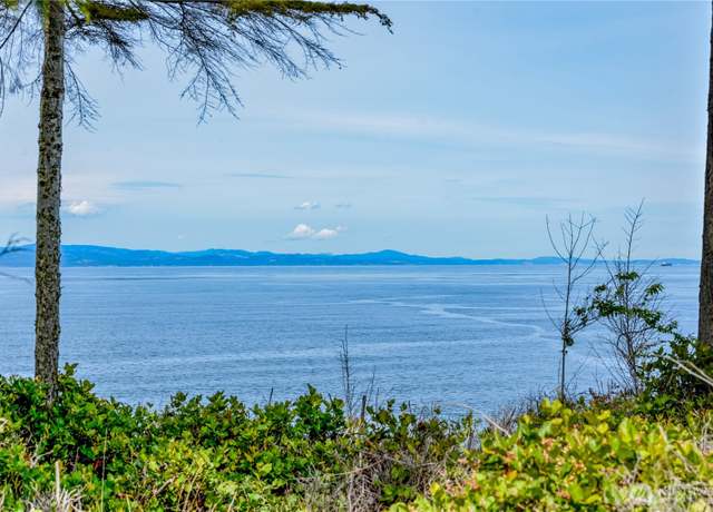 Property at 1020 Walker St, Port Angeles, WA 98363