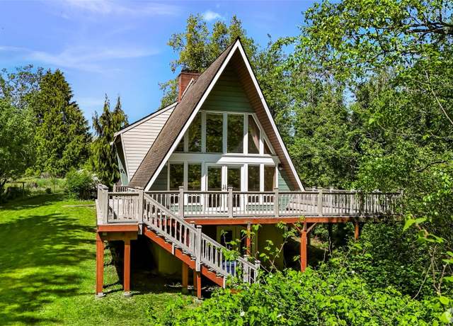 Property at 1418 E Blackburn Rd, Mount Vernon, WA 98274, 4 beds, 3 baths