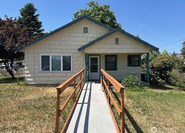 Property at 1106 Okanogan Ave, Wenatchee, WA 98801, 2 beds, 1 bath